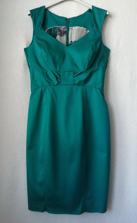 Pekné spoločenské šaty, 36