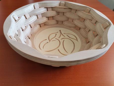 Drevený košík s motívom sliviek, 