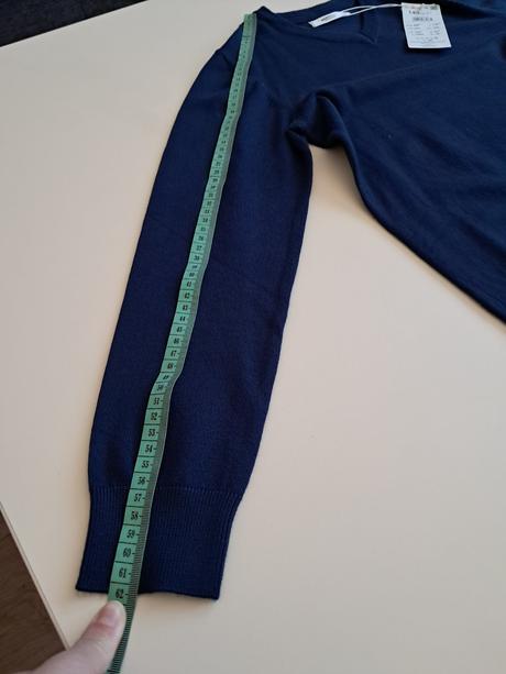 Sveter v v.140 reserved, reserved,140