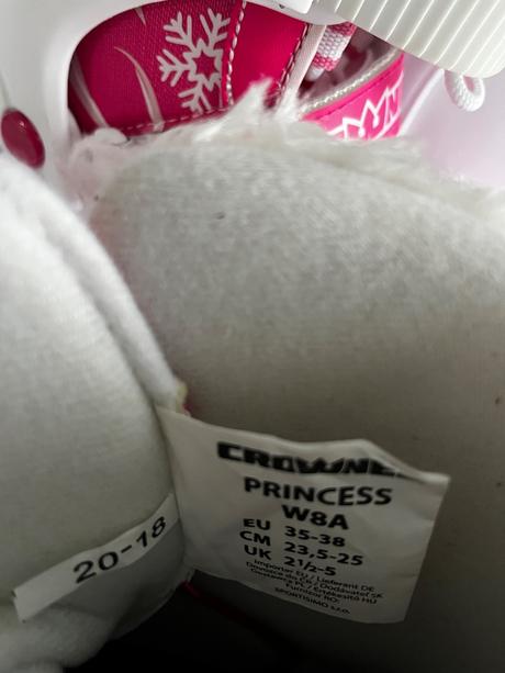 Dievčenské korčule, crowned,35