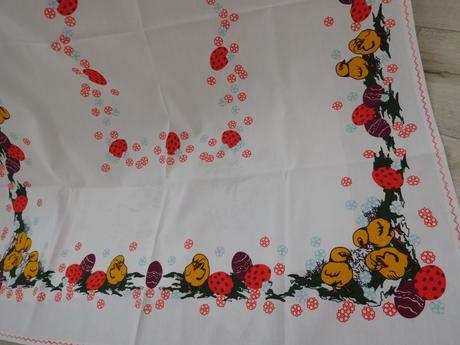 Veľkonočný obrus biely s kuriatkom červevý, 