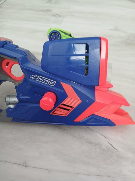 Nerf nitro vystrelovanie áut s prekážkami,