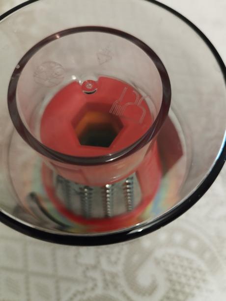 Eletrický strúhač, krájač., 