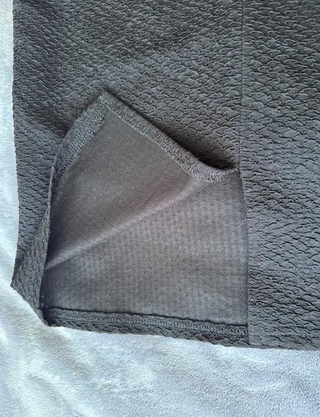 Čienre púzdrovné šaty s vypchávkami na pleciach at, atmosphere,l