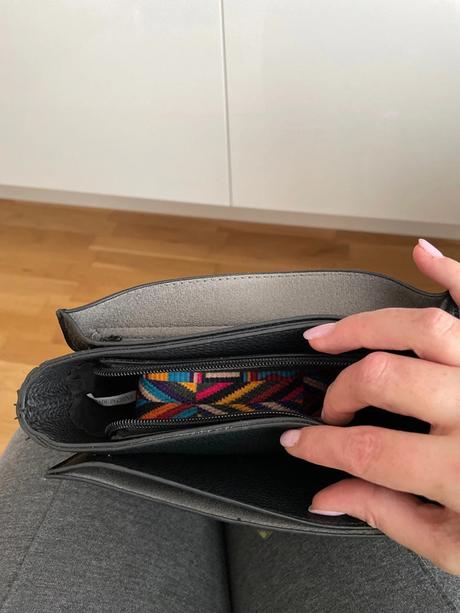 Cierna mala kabelka, 