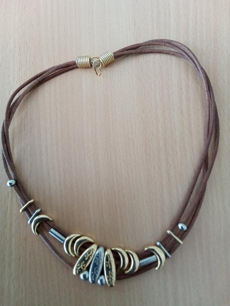 Kožený náhrdelník, authority