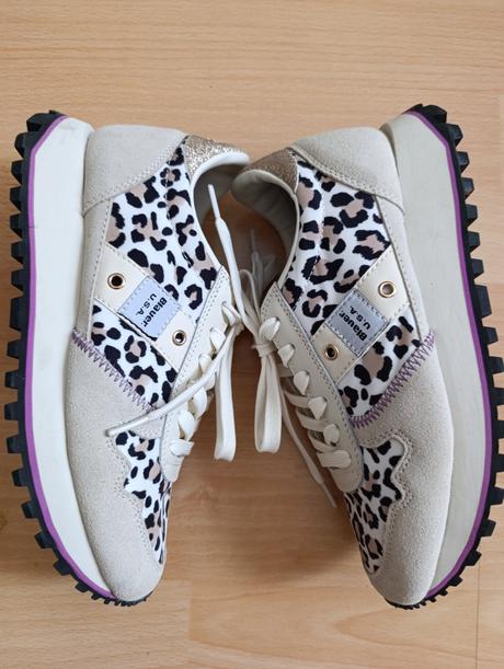 Americké tenisky, 37