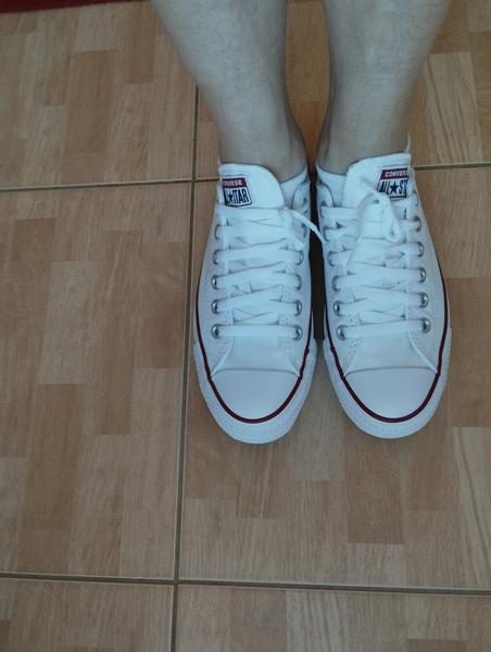 Má byť jazyk na Converse teniskách šikmý?