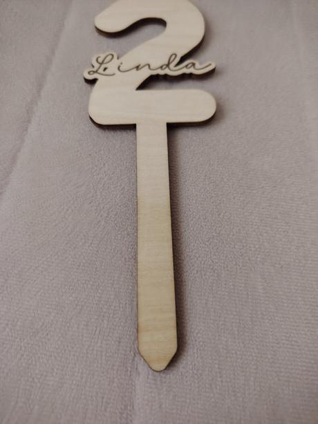 Drevený zápich na tortu na 2 roky s menom linda, 