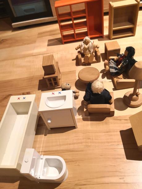 Dreveny nabytok pre babiky + auticko,