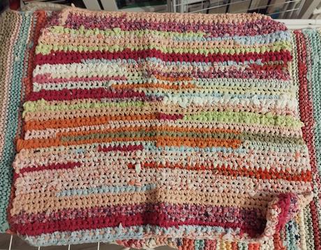 Rucne tkany mensi kobercek, 