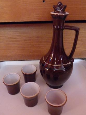 Starožitný krčah s pohárikmi, 