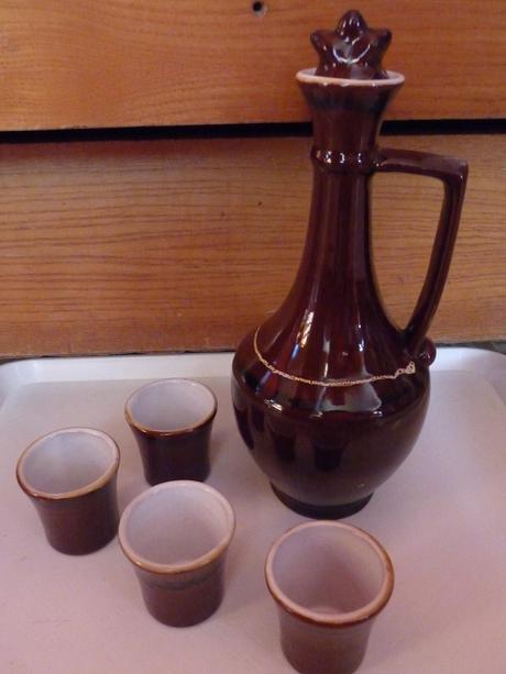 Starožitný krčah s pohárikmi, 