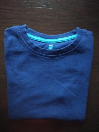 Tmavomodré tričko, lupilu,110