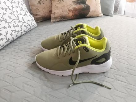 Predám pekné dámske tenisky zn. nike č. 37,5, nike,37