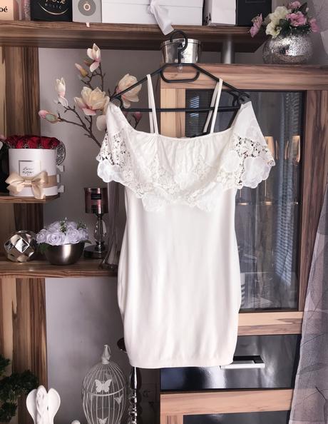 Biele šaty s krajkovým volánom, s