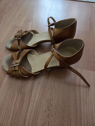 Tanečné topánky, 37