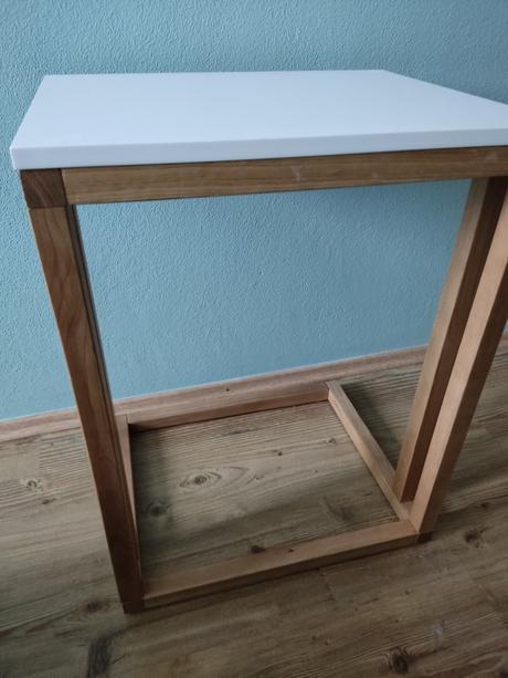Odkladací stolík v tvare c, 
