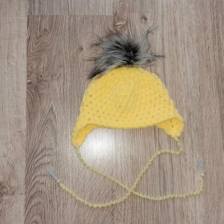 Žltá čiapka s brmbolcom, 86