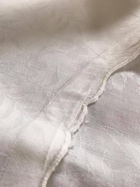 Stará damašková obliečka s otvorom v strede, 