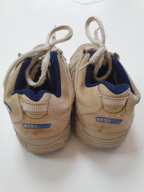 Béžové topánky, 27