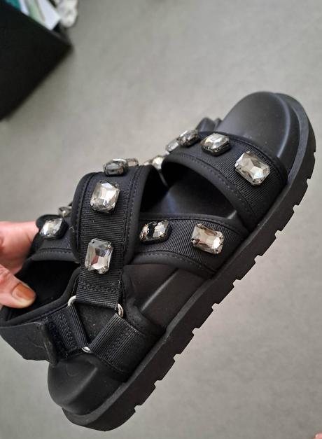 Sandalky s diamantmi, 39