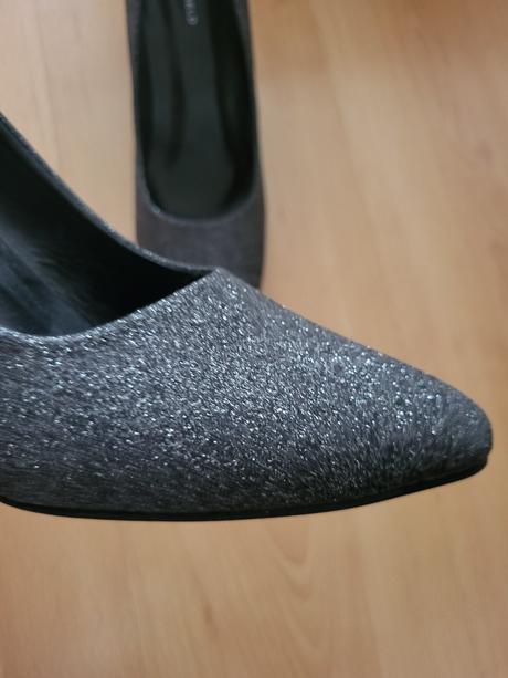 Krásne ligotave lodičky, 39