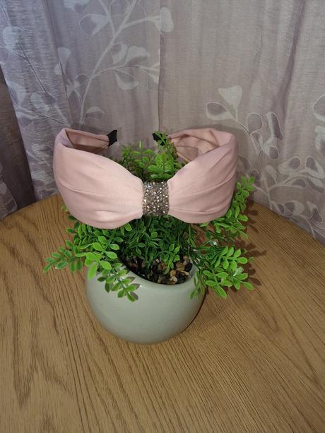 Čelenka saténová, 