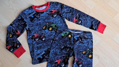 Pyžamo s traktormi 110/116, 110