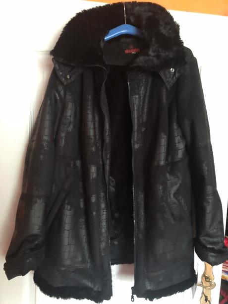 Bunda s kapucnou, 50