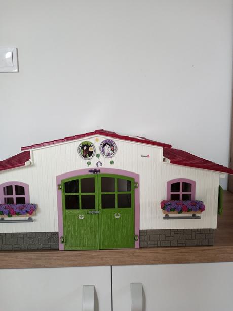 Schleich stajňa s príslušenstvom, 