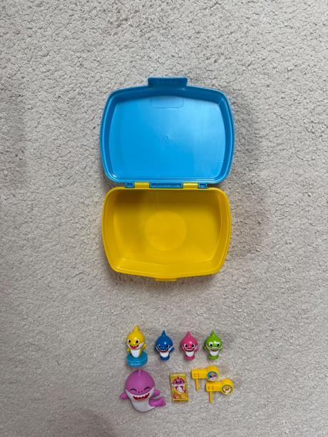 Baby shark sada - puzzle+figurky+box,