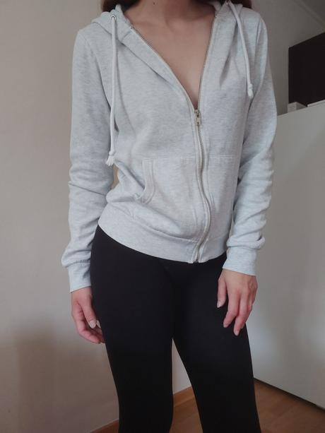 Biela mikina., gate,s