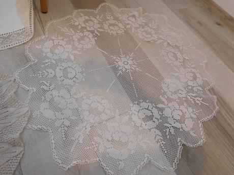 Biely obrus s krajkou + 2 x háčkovaná dečka obrus/, 