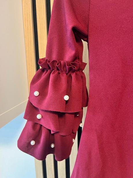 Dievčenské šaty s perlami, 116