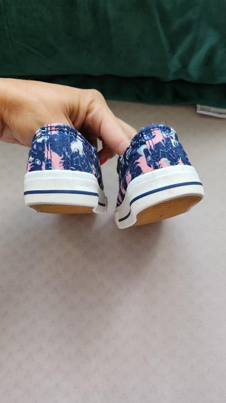 Tenisky s jednorožcami, 24