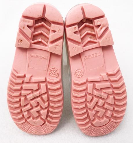 Biele perleťové gumáky, 26