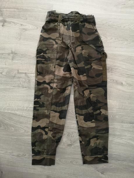 Maskacove kapsacove nohavice, bershka,34