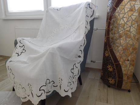 Obrus ručne vyšívaný biely,