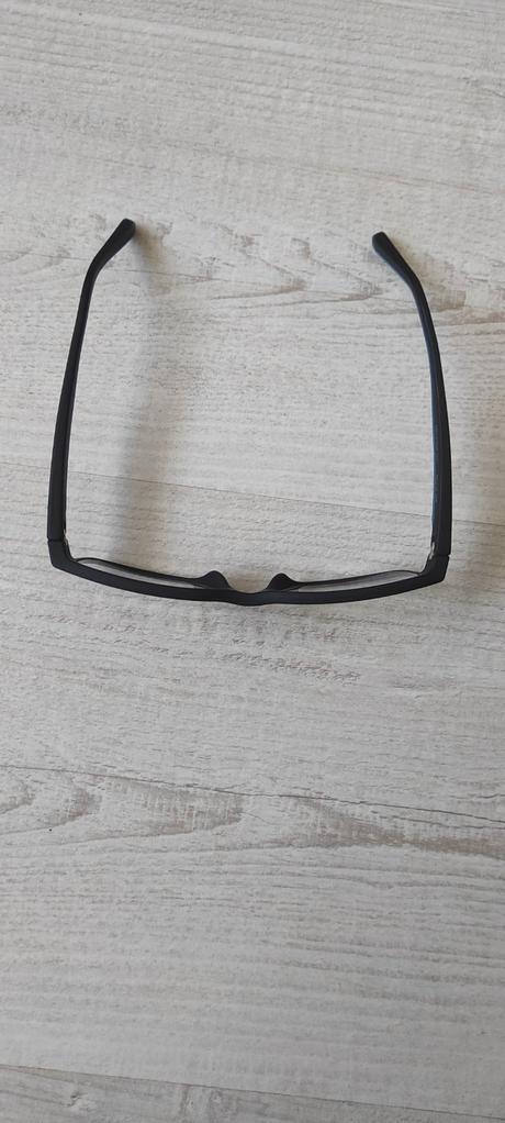 Rám na okuliare, pravé oko -0,75, ľavé -1, 