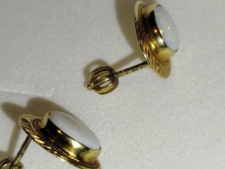 Zlaté náušnice s opalom,