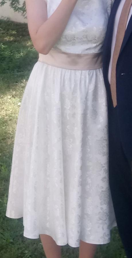 Brokátové šaty, 36