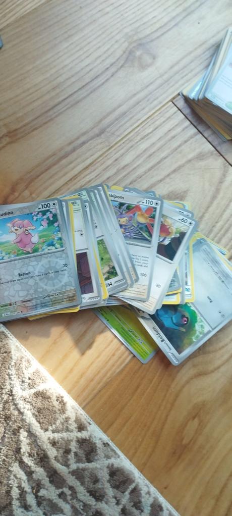Pokémon karty 320 ks, 