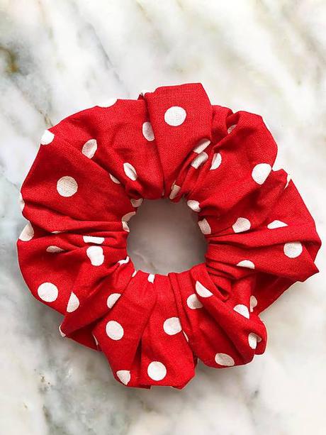 Gumička scrunchie bodky, 