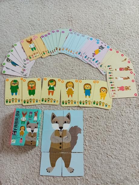 Kartová hra familou a drziak na karty, 