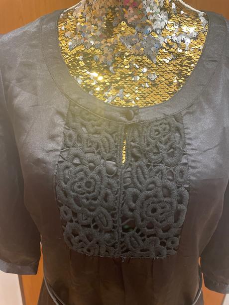 Satenova predlzena bluzka s krajkou, xs