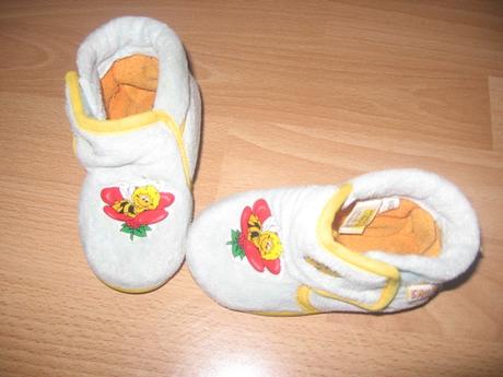 Teple papuce22az23vcielka mája, 22