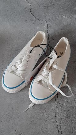 Tenisky so svetlou podrážkou, 30