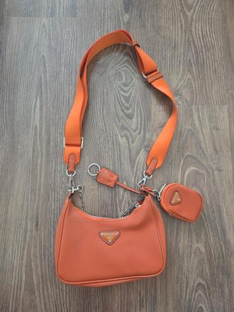 Kabelka nenosena aj crossbody aj do ruky,