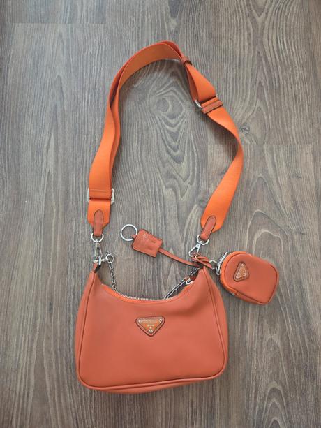 Kabelka nenosena aj crossbody aj do ruky,
